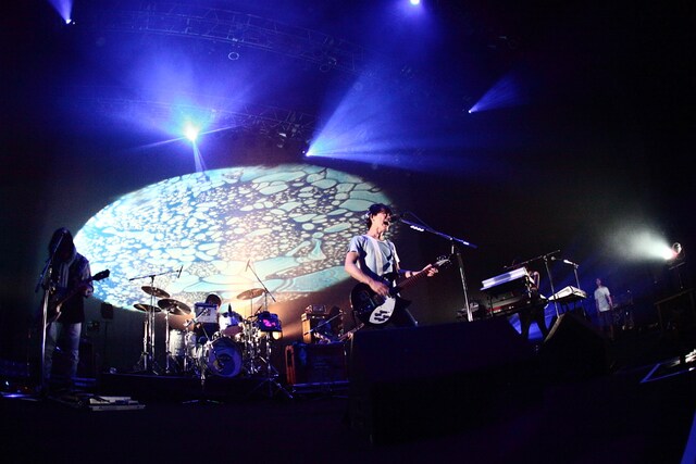 ライブで披露された新曲「アイデンティティ」は、8月4日にシングルとしてリリース。初回限定盤には日本武道館公演の先行予約情報が封入される（写真：石阪大輔（Hatos））。