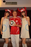 バイキングのような帽子をかぶりデンマーク大使とともに記念撮影するバニラビーンズ。