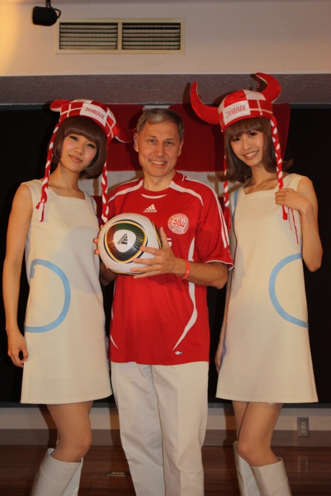 バイキングのような帽子をかぶりデンマーク大使とともに記念撮影するバニラビーンズ。