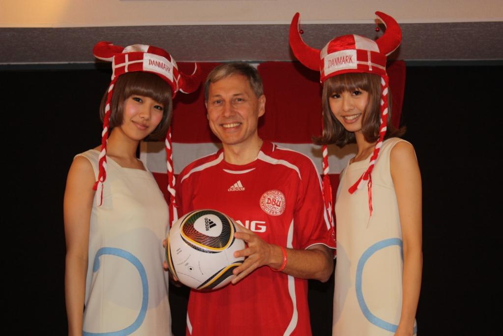 バイキングのような帽子をかぶりデンマーク大使とともに記念撮影するバニラビーンズ。