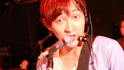 カメラ目線で「美ちなる方へ」を歌うの子。