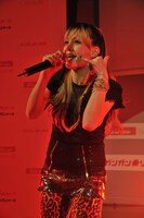 アンナは7月21日のシングル発売後、8月にさらなるシングル、9月にニューアルバムを連続リリースする。