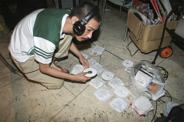 アルバムのジャケットデザインは今のところ未定だが、外箱付きの三方背ジャケットになるとのこと。