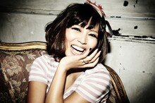 写真はMINMI。もう1人のゲストアクト・Myeは2008年にデビューした注目のソウル/R&Bシンガーソングライターだ。