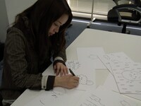 絵本を描く川嶋あい。彼女は本日6月2日から全国ツアー「Ai Kawashima 7th Anniversary Live Tour 2010」を全国11会場で開催する。