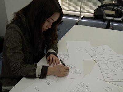 絵本を描く川嶋あい。彼女は本日6月2日から全国ツアー「Ai Kawashima 7th Anniversary Live Tour 2010」を全国11会場で開催する。