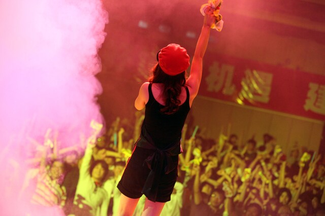 上海のファンを熱狂させたパフォーマンスの様子。ミニライブながらアンコールまで含め10曲を歌うサービスぶり。M-ON!主催のイベントだけに、特集番組のオンエアにも期待したいところだ。/ (C)B.L.T