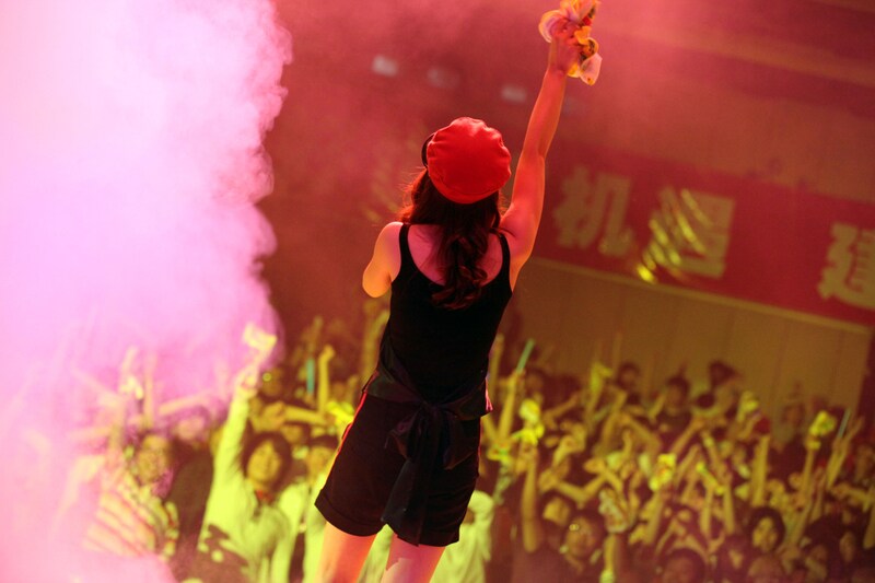 上海のファンを熱狂させたパフォーマンスの様子。ミニライブながらアンコールまで含め10曲を歌うサービスぶり。M-ON!主催のイベントだけに、特集番組のオンエアにも期待したいところだ。/ (C)B.L.T