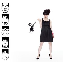 高橋瞳は今後自身のブログで新作「恋するピエロッティ」について語っていくとのことなので、ファンはこまめにチェックしておこう（写真は高橋瞳 × BEAT CRUSADERS「ウォーアイニー」ジャケット）。