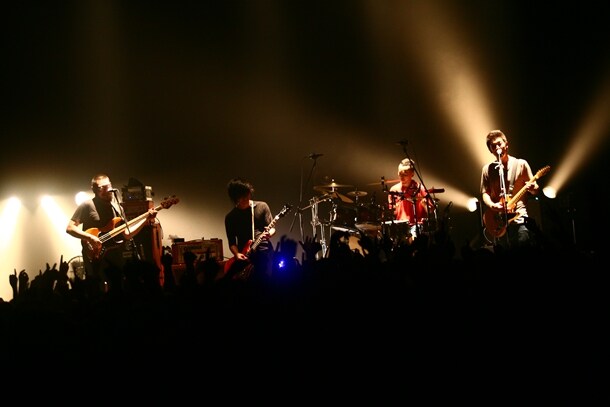 満員のCOASTを熱狂させたthe band apart。夏には「KESEN ROCK FESTIVAL」「ROCK IN JAPAN FESTIVAL」などへの出演も決定しているので、ツアーに参加できなかった人はこちらを楽しみにしておこう。