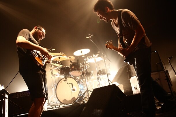 ハーフパンツで登場した原はMCで「友達に最近『脚やせたね』って言われるんですけど、昔から脚は細いんですよ」と話し、笑いを誘っていた。