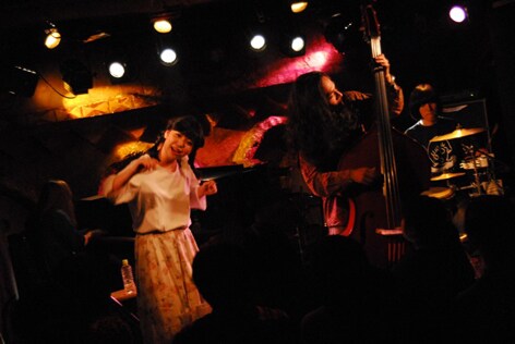 ライブ当日、ステージで使用予定だったウッドベースが破損してしまい、Twitter上でウッドベースを貸してくれる人を募集したSEBASTIAN X。公開中の映像ではその顛末が明かされている。