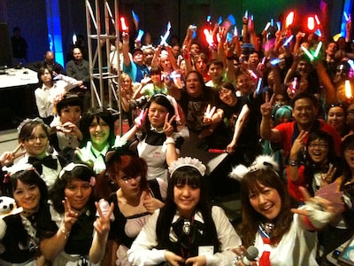 メイドコスプレにサイリウム、と日本と何ひとつ変わらない様子の“外国人モモイスト”たち。モモーイは海外出張時のメイン衣装、セーラー服型のコスチュームにネコ耳を付けて登場した。