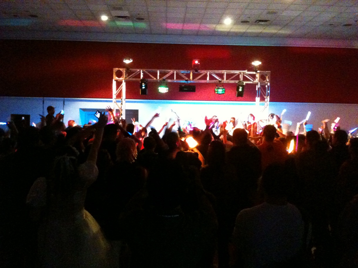 ちなみに「FanimeCon 2010」は深夜にもイベントが行われる“24時間営業”。モモーイはブログで「まさにヲタクのパラダイスですよ」と語っている。