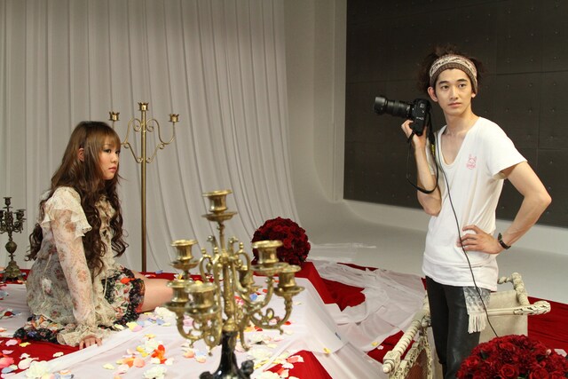 写真はドラマ「素直になれなくて」の撮影シーンより。