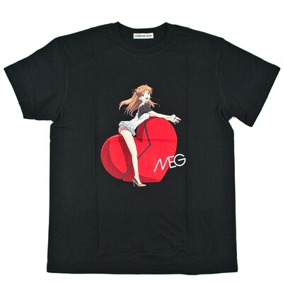 アスカがMEGのセクシーポーズを完全再現した「PREMIUM14」Tシャツイメージ。