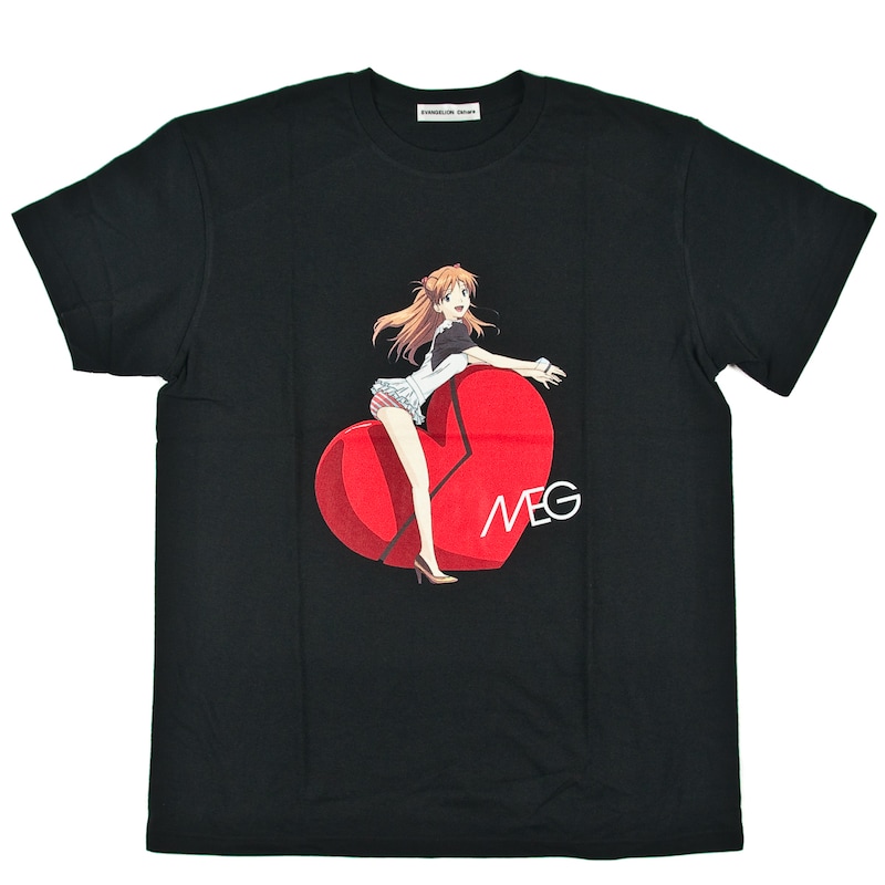 アスカがMEGのセクシーポーズを完全再現した「PREMIUM14」Tシャツイメージ。