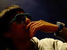 ふかわりょうはラジオ番組「ROCKETMAN SHOW」で、ROCKETMANのヒット曲「dancemusic」の秘密についても言及。同曲の女性コーラスパートを、前COSMETICSメンバー・しずなが担当していることを明かした。