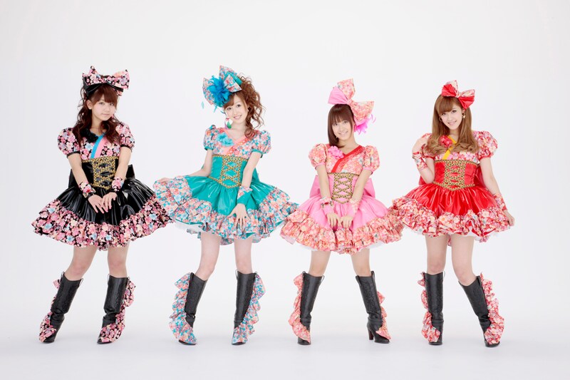 写真左からジュンジュン、久住小春、リンリン、夏焼雅。
