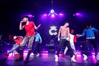 ライブ終盤のMCでメンバーの口から新ユニットの結成とシングルの発売が発表されると、場内からは驚きの声が上がった。