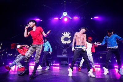 ライブ終盤のMCでメンバーの口から新ユニットの結成とシングルの発売が発表されると、場内からは驚きの声が上がった。