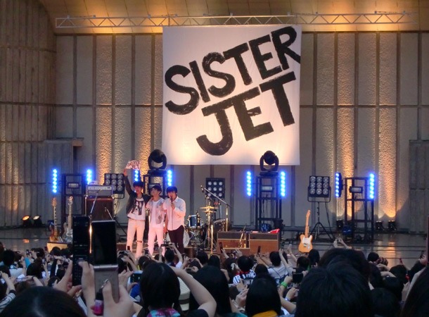 写真はアンコールでの撮影タイムの模様。アンコールではSHOW SKB（B）、KENSUKE.A（Dr）の演奏にあわせて、観客がWATARU.S（Vo, G）のために「Happy Birthday to You」を合唱する一幕もあった。