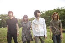 Far Eastern Tribe Recordsからメジャーデビューするのにあわせて、ベーシスト吉田弘美が新加入したほたる日和。