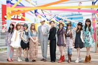 舞台に出演するモーニング娘。と辰巳琢郎（写真左から5人目）、加藤紀子（右から5人目）。