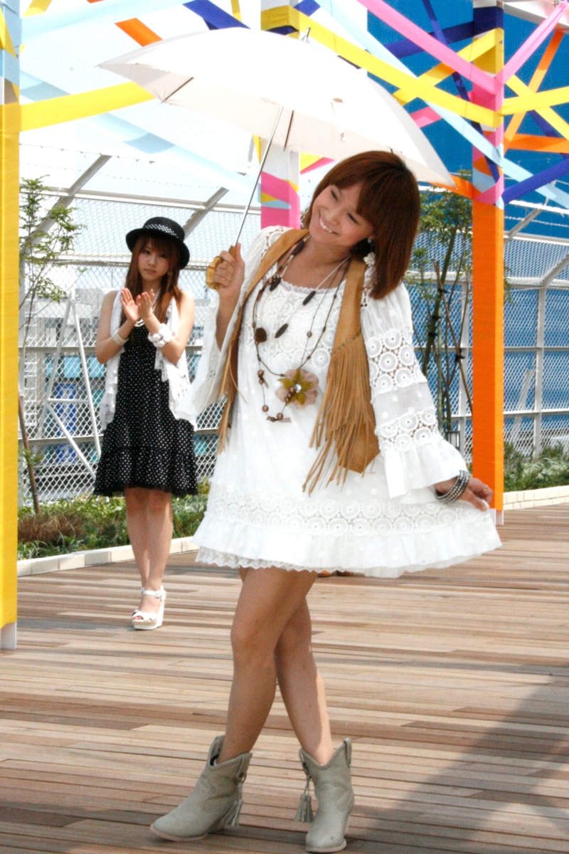 亀井絵里のファッションポイントは「ガーリー。夏にフリンジ（糸房状の縁飾り）をつけるのは自分好み」。