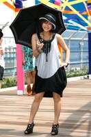 新垣里沙のファッションポイントは「モノトーンでシックに。劇中の役柄らしく」。