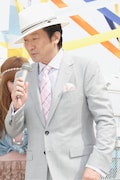 辰巳琢郎のファッションポイントは「トレンドに流されないコンサバのグレーとピンク。靴下など見えないところに気を遣ってます」。