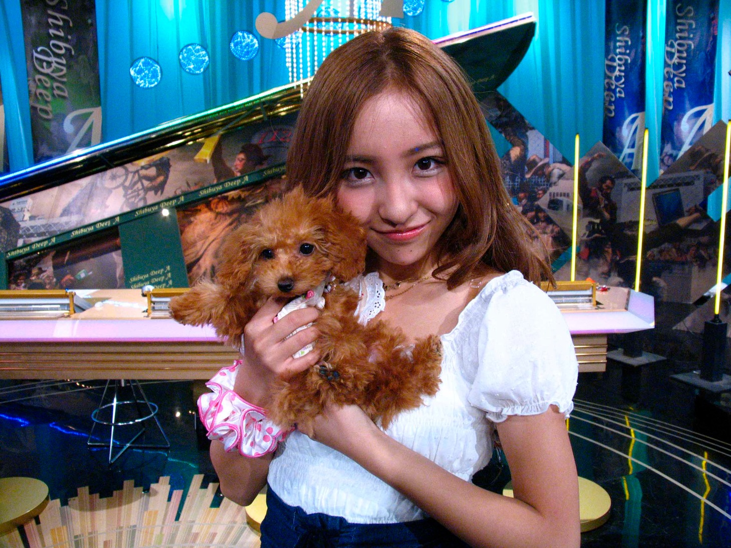 前回出演時、当時飼い始めたばかりの愛犬ココと一緒に番組に参加した板野友美（写真）。今回の番組テーマである結婚について、「ちゃんと結婚できるかどうか診断してくれる『結婚力チェック』が楽しみです。私、絶対結婚できるしいい奥さんになると思うんですよ。早起きだけは苦手なんですけど（笑）」とコメントを寄せている。