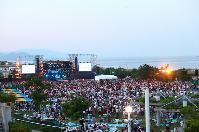 夜には、オーディエンスがライターや携帯電話を使って光の海を作り出す場面も。