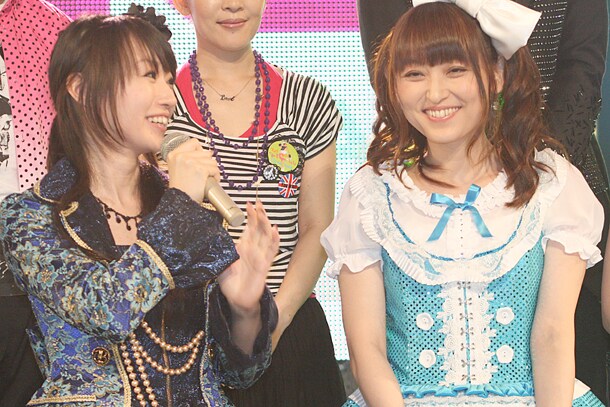 「新世紀アニソンSP.3 完全版」では親友・田村ゆかり（写真右）とのデュエットも（写真は公開収録ライブ前記者会見の様子）。