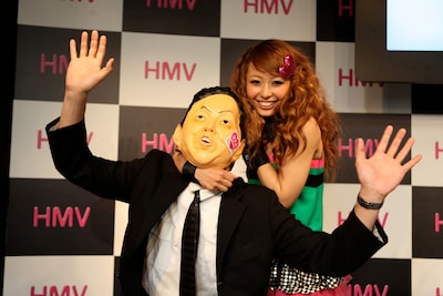 鳩山マスクの男を締め上げるMizca。