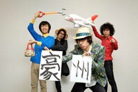 オーストラリアライブに向け、すでに準備万端のOKAMOTO'Sの4人。帰国後は、「JOIN ALIVE」「ROCK IN JAPAN FESTIVAL 2010」など各地の夏フェスやイベントに出演する。