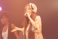 アンコールでは大手結婚式場THE GRAND TIARAのCMソングに起用されたウエディングソング「Precious Love」を熱唱。この曲は現在レコチョクにて着うたおよび着うたフルが配信されている。