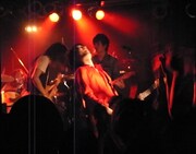 後半で演奏された「バニーガールとダニーボーイ」のサビでは、埼玉公演に続き坂倉（写真左）がセンターボーカルを担当。予想外の出来事にどよめきが起こった。