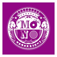 ライブ会場で配布される「MONOエンブレムタオル」。