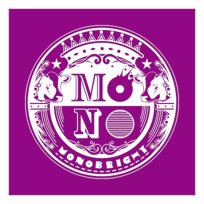 ライブ会場で配布される「MONOエンブレムタオル」。