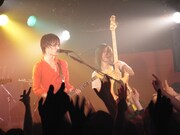 対馬はドラムソロで、パワフルなドラミングとともにボイスパーカッションを披露。まさかのパフォーマンスに、光村は「ドラムソロなのにあれは反則だよ！ あと1回やったらレッドカードで退場だから」と笑い混じりに告げた。