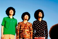 朝日を見つめる鶴のメンバー。よく見ると右下にもうひとつのアフロが。