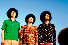 朝日を見つめる鶴のメンバー。よく見ると右下にもうひとつのアフロが。