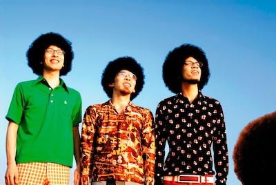 朝日を見つめる鶴のメンバー。よく見ると右下にもうひとつのアフロが。