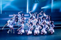 「ポニーテールとシュシュ」をパフォーマンス中のAKB48。