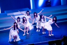 「心の羽根」をパフォーマンス中のチームドラゴン from AKB48。