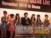 昨日6月9日に行われたAKB48 17thシングル選抜総選挙「母さんに誓って、ガチです」の余韻もさめやらぬままマカオへと飛んだメンバー6人と秋元康。Copyright2008 AKS All rights reserved. (C)SKE48 / 写真提供：株式会社AKS・株式会社ピタゴラス・プロモーションSKE48運営事務局