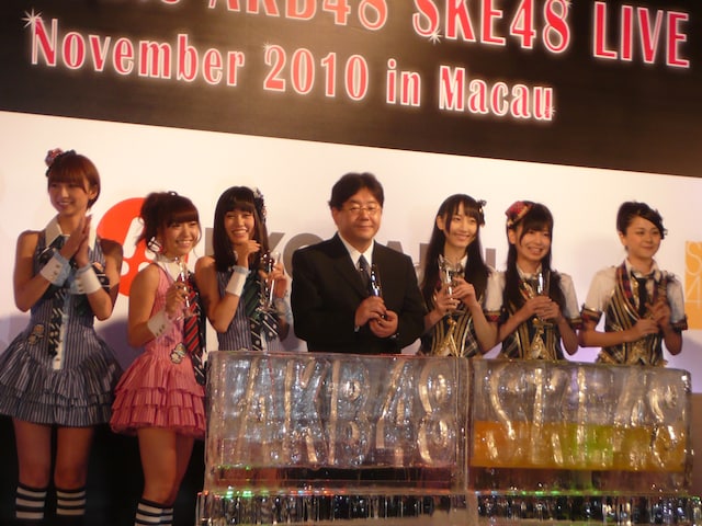 昨日6月9日に行われたAKB48 17thシングル選抜総選挙「母さんに誓って、ガチです」の余韻もさめやらぬままマカオへと飛んだメンバー6人と秋元康。Copyright2008 AKS All rights reserved. (C)SKE48 / 写真提供：株式会社AKS・株式会社ピタゴラス・プロモーションSKE48運営事務局