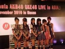 写真は「KYORAKU presents AKB48 SKE48 LIVE in ASIA」開催発表記者会見の様子。Copyright2008 AKS All rights reserved. (C)SKE48 / 写真提供：株式会社AKS・株式会社ピタゴラス・プロモーションSKE48運営事務局