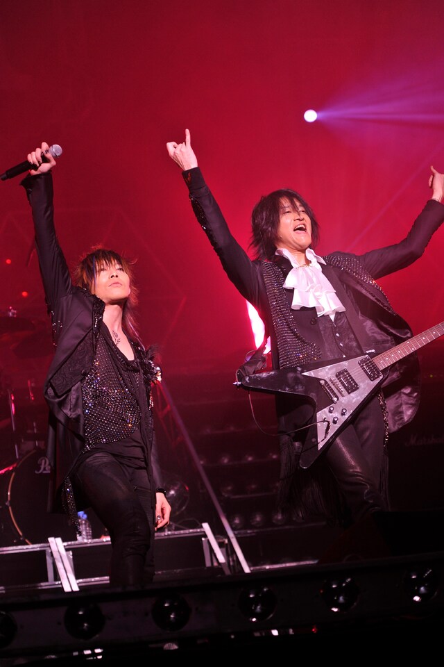 写真は武道館ライブの1コマ。ロデオボーイ＆ロデオガールの声援に応えるKISHOW（Vo/写真左）とe-ZUKA（G/右）。